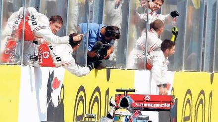 Jubelfahrt. McLaren-Pilot Hamilton gewann in Ungarn sein zweites Saisonrennen und macht in der WM Boden gut. Foto: Reuters