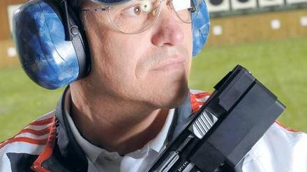 Ralf Schumann, 50, tritt im Wettbewerb mit der Olympischen Schnellfeuerpistole an. Er hat bereits drei olympische Goldmedaillen gewonnen, dazu zweimal Silber.