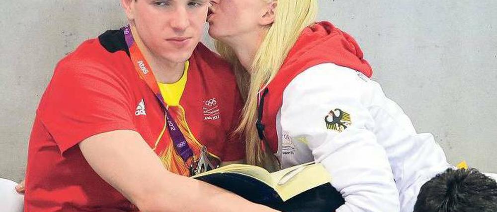 Wenigstens sie haben sich noch lieb. Britta Steffen und Paul Biedermann trösteten sich nach dem deutschen Schwimmdebakel öffentlich. Foto: dpa