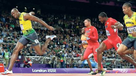 Erster. Usain Bolt überquert die Ziellinie, diesmal ohne vorher schon vom Gas zu gehen.