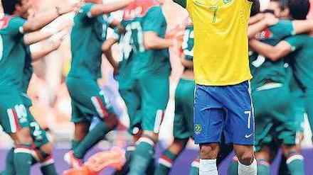 Gemeinsam und einsam. Während Mexikos Fußballer den Sieg bejubeln, ist Brasiliens Lucas untröstlich. Foto: dpa