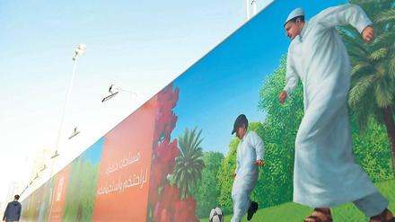 Dribbling unter Palmen. In Katars Hauptstadt Doha werben Plakate für die Fußball-WM 2022. Stadien und Fans gibt es kaum.