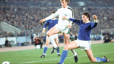Im Fohlengalopp. Gladbach (links Rainer Bonhof) schlug Kiew im Europapokal der Landesmeister 1977 2:0 und zog ins Finale ein. 