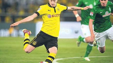 Augen zu und Tor. Dortmunds Neuzugang Marco Reus erzielt den ersten Treffer der neuen Bundesliga-Saison. Foto: dpa