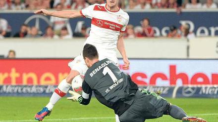 Der letzte Mann hält bis zuletzt. Wolfsburgs Torhüter Diego Benaglio entschärfte alle Angriffe und noch einen Elfmeter. Foto: dpa