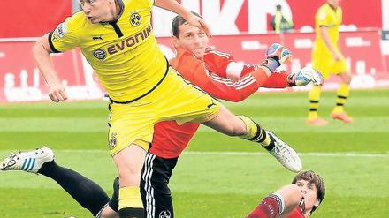 Schneller als der Ball. Der Dortmunder Robert Lewandowski (vorn) scheitert an Nürnbergs Torhüter Raphael Schäfer. Foto: dapd