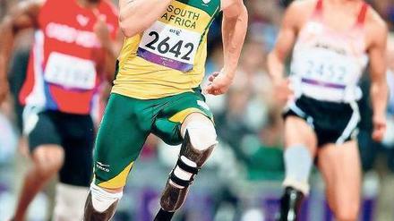 Von vorne weg. Oscar Pistorius enteilt der Konkurrenz und ist nach seinem Olympiastart der Held der Paralympics.