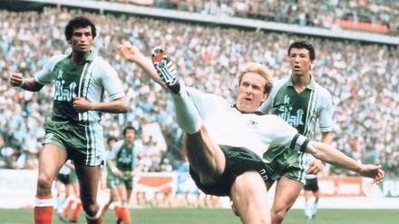 Strauchellage. Karl-Heinz Rummenigge (M.) reckt sich vergeblich, Deutschland verliert bei der WM 1982 gegen Algerien.