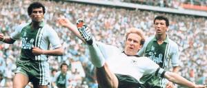 Strauchellage. Karl-Heinz Rummenigge (M.) reckt sich vergeblich, Deutschland verliert bei der WM 1982 gegen Algerien.
