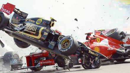Auto im Anflug. Romain Grosjean (vorn) fliegt in Spa in seinem Rennwagen durch die Luft. Fernando Alonso im Ferrari kommt mit dem Schrecken davon. 