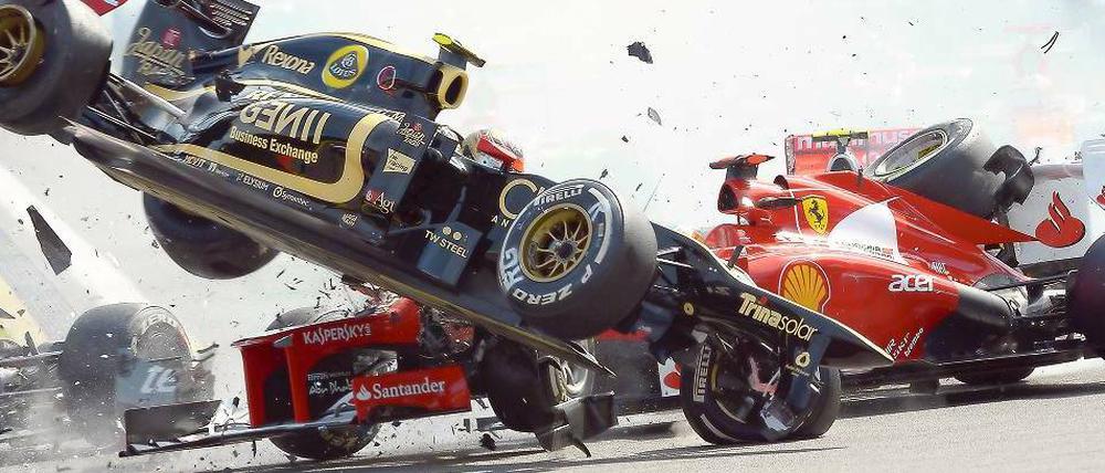 Auto im Anflug. Romain Grosjean (vorn) fliegt in Spa in seinem Rennwagen durch die Luft. Fernando Alonso im Ferrari kommt mit dem Schrecken davon. 