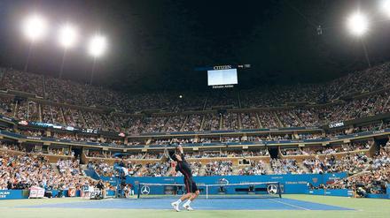 Aufschlag zum Abendevent. Die Nightsessions sind in New York von besonderem Reiz. Novak Djokovic kommt oft in den Genuss, wie im Viertelfinale gegen del Potro. Foto: AFP