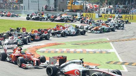 Hinten anstellen, bitte! Lewis Hamilton fährt voran und lässt beim Großen Preis von Italien keinen mehr passieren. Foto: AFP