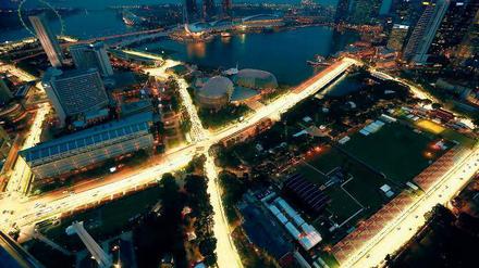 Wenn es Nacht wird über Singapur... Rund 1600 Scheinwerfer mit insgesamt 3,2 Millionen Watt Leistung lassen die Rennstrecke taghell erstrahlen.