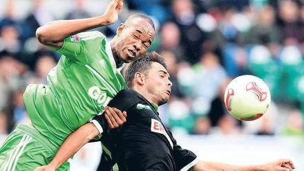 Krampf statt Kunst. Wie hier im Zweikampf des Wolfsburgers Naldo gegen Edu sah es häufiger aus. Vor allem der VfL enttäuschte.