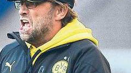 Jürgen Klopp, der Trainer von Borussia Dortmund, brüllt vom Spielfeldrand.