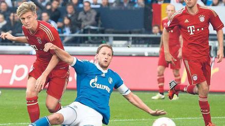 Die Profiteure. Toni Kroos (links) und Thomas Müller präsentieren sich derzeit in sehr guter Form. Gegen Schalke bereitete Müller zunächst das 1:0 durch Kroos vor, ehe er später selber seinen vierten Saisontreffer erzielte. Foto: dpa