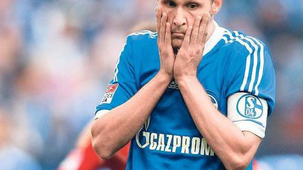 Ein Spieler von Schalke 04 schlägt nach der Niederlage gegen den FB Bayern die Hände vor das Gesicht.
