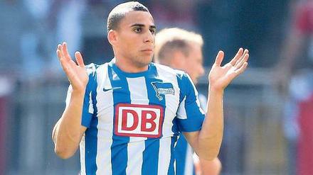 Tut mir leid, Jungs! Änis Ben-Hatira, von Tumulten geschüttelter Mittelfeldspieler in Diensten von Hertha BSC. 