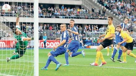Mit fremder Hilfe. Hertha geht gegen Dynamo Dresden früh in Führung, durch einen abgelenkten Freistoß von Ronny. Foto: Boris Streubel