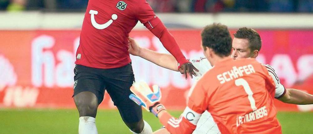 Den Gegner schwindelig gespielt. Didier Ya Konan (l.) umkurvt Nürnbergs Torwart Raphael Schäfer und