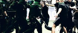 Die Ausrüstung macht den Unterschied. Im Gruppenverhalten sind sich Ultras und Polizisten ähnlich. Die Szene zeigt eine Ausschreitung beim Spiel Eintracht Frankfurt gegen 1860 München im April 2012. Foto: dpa