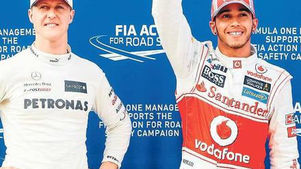 Bereits ein Fingerzeig. Beim Großen Preis von Malaysia sicherte sich Lewis Hamilton (rechts) in diesem Jahr die Pole Position. In der kommenden Saison wird er Michael Schumacher im Cockpit von Mercedes ersetzen. Foto: dpa