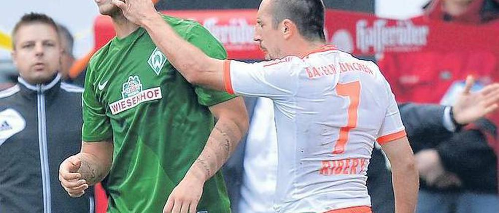 Immerhin kratzig. Bayerns Franck Ribéry (r.) bohrt seine Finger tief unter die Gesichtshaut von Bremens Marko Arnautovic. Fotos: dapd
