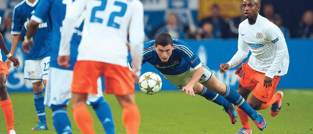 Mit höchstem Einsatz. Schalkes Verteidiger Kyriakos Papadopoulos (blau) und Montpelliers Angreifer Souleymane Camara kämpfen um den Ball. Foto: AFP