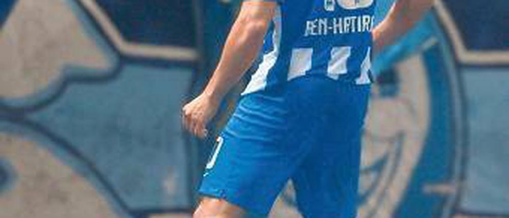 Hey, hier kommt Änis. Ben-Hatira bejubelt seine beiden Tore mit den Hertha-Fans in der Ostkurve. Foto: dpa