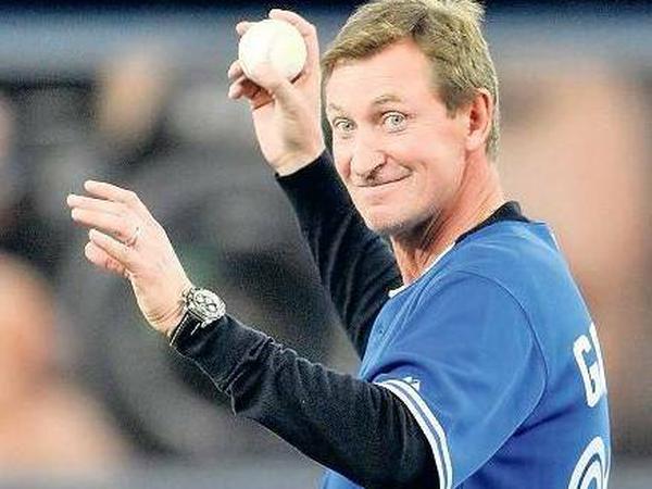 Kommt er auch noch? NHL-Legende Wayne Gretzky lenkt sich derzeit mit Baseball ab.