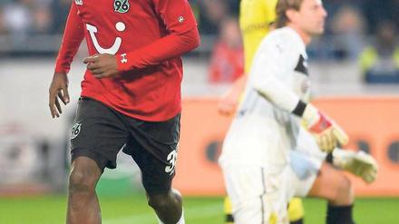 Mame ist wieder da. Der lange verletzte Diouf feiert seinen späten Ausgleich für Hannover 96. Foto: Reuters