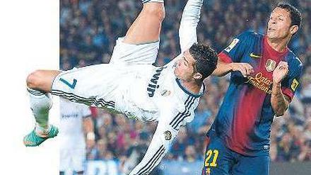 Am Boden wie in der Luft. Cristiano Ronaldo (l.) überragte im Clasico. Foto: dapd