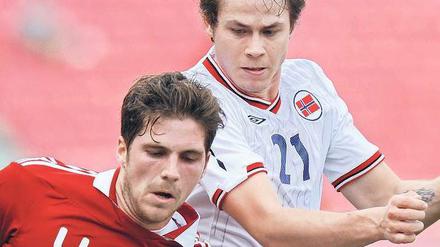 Unverhofftes Debüt. Gegen Dänemark kam Vilsvik (r.) zum ersten Länderspiel. Foto: AFP