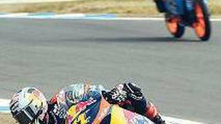 Stehaufmännchen. Sandro Cortese stieg nach seinem Sturz wieder aufs Motorrad und wurde noch Sechster. Foto: AFP