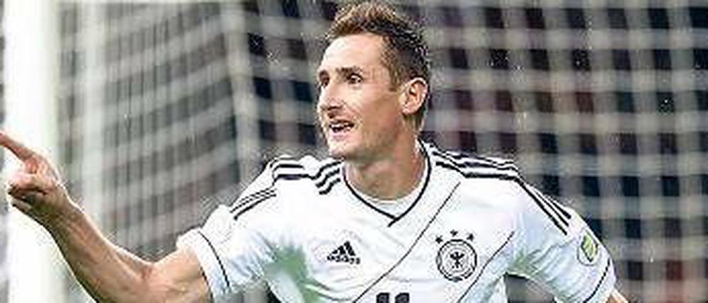 Danke für die Vorarbeit. Miroslav Klose feiert nach seinem ersten Treffer.