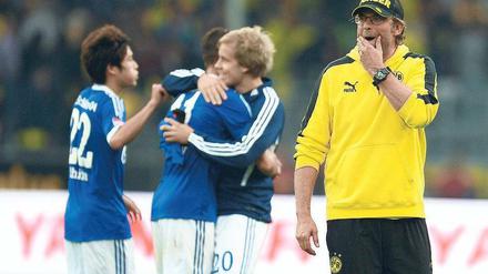 Das geht auf seine Kappe. Dortmunds Trainer Jürgen Klopp verzockte sich taktisch, so dass die Schalker einen lang ersehnten Derbysieg bejubeln konnten. Foto: AFP