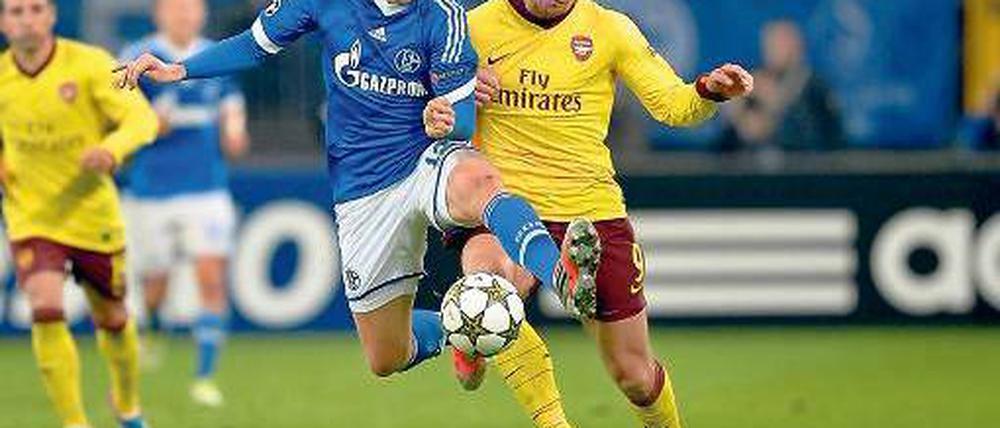 Duell der Ellbogen. Marco Höger (links) mit Arsenals Lukas Podolski. Foto: dapd