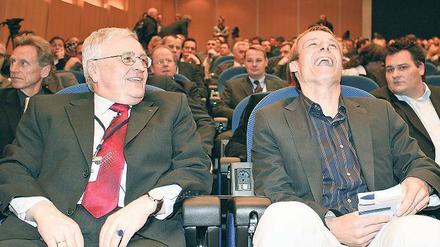 Dass er nicht lache. Der langjährige DFB-Chef Zwanziger (l.) rang mit dem kurzjährigen Bundestrainer Klinsmann um Macht. Foto: dpa