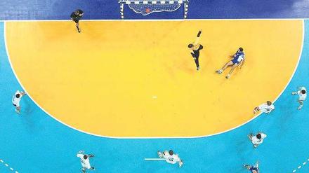 Die Symmetrie eines Spiels. Akribisch müssen die verschiedenen Spielvariationen im Handball analysiert werden. Foto: dpa/Montage: Mika
