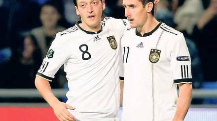 Vereint im Schmerz. Mesut Özil (l.) und Miroslav Klose sagten gestern ab. Foto: dpa