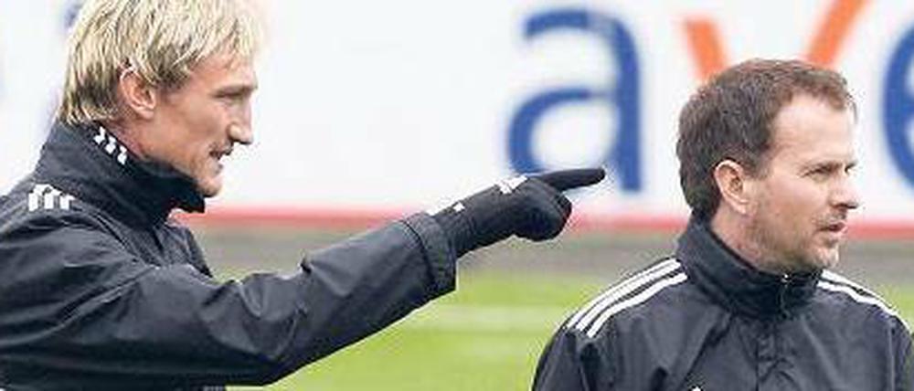 Da geht’s lang – findest du nicht auch? Sami Hyppiä (links) und Sascha Lewandowski müssen sich als Trainer-Duo bei Bayer Leverkusen öfter absprechen. Foto: dpa