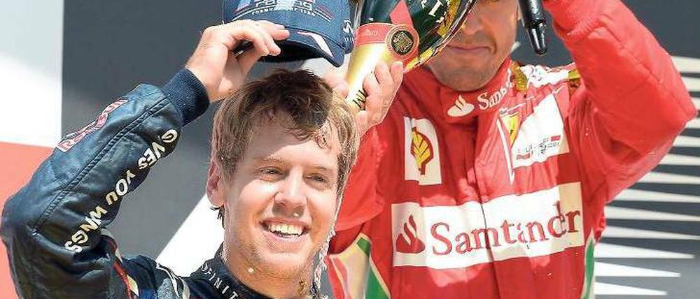 Lass dich begießen. Vettel (l.) will, dass Alonso das am Sonntag nicht tut. Denn nur wenn der Spanier nicht aufs Podest kommt, wäre Vettel womöglich Weltmeister.