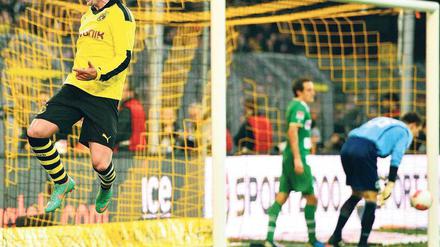 Auf dem Sprung. Mario Götze krönte Dortmunds Sieg mit einem erfolgreichen Sololauf durch den Strafraum. Foto: dapd