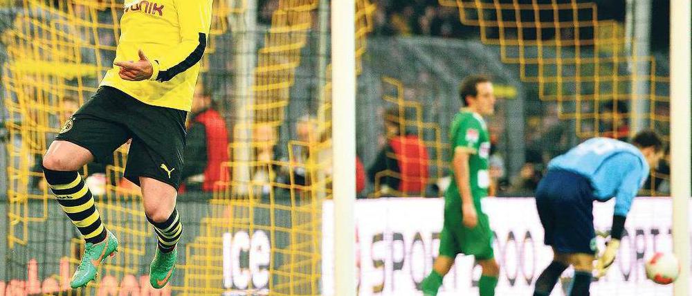 Auf dem Sprung. Mario Götze krönte Dortmunds Sieg mit einem erfolgreichen Sololauf durch den Strafraum. Foto: dapd
