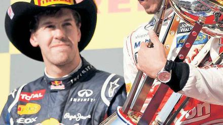 Gut gemacht, Cowboy. Am Start lag Sebastian Vettel noch vorn (u.), später musste er Lewis Hamilton artig gratulieren. Fotos: Reuters, dpa