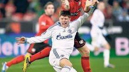 An Haltung verloren. Im vergangenen Bundesliga-Spiel gegen Leverkusen hatte Huntelaar (unten) bei 77 Prozent seiner Zweikämpfe das Nachsehen.Foto: dapd