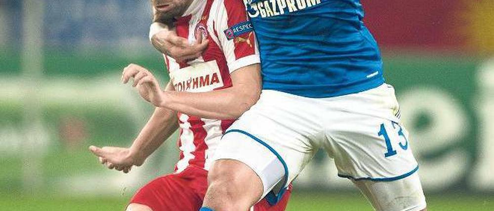 Alles im Griff. Schalkes Jermaine Jones bekämpft Giannis Maniatis mit allen ihm zur Verfügung stehenden Mitteln. Foto: AFP
