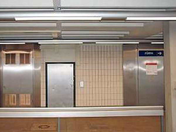 Grenzgänger: Manchmal fragen Leute in der U-Bahn scherzhaft nach dem Ausweis ihres Sitznachbarn.