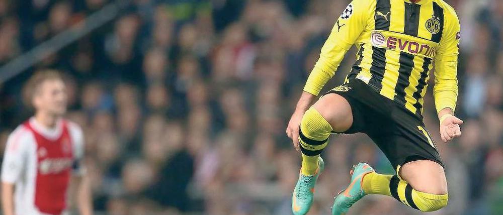 Zum Davonschweben. Mario Götze freut sich über sein Tor zum 2:0 gegen Ajax Amsterdam. Foto: Eibner